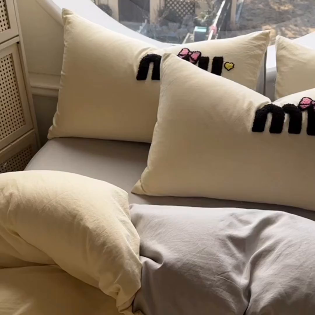 91家纺网 家纺一手货源 找家纺 韩秀家纺 2025新款水洗棉毛巾绣云朵棉四件套 mini蝴蝶结-米加灰