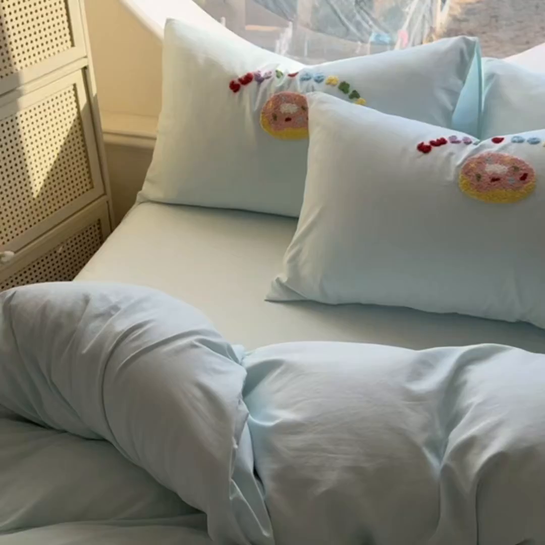 91家纺网 家纺一手货源 找家纺 韩秀家纺 2025新款水洗棉毛巾绣云朵棉四件套 甜甜圈-浅兰