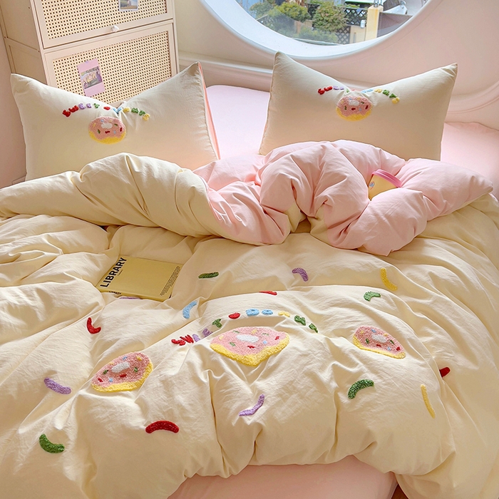 91家纺网 家纺一手货源 找家纺 韩秀家纺 2025新款水洗棉毛巾绣云朵棉四件套 甜甜圈-米黄拼玉