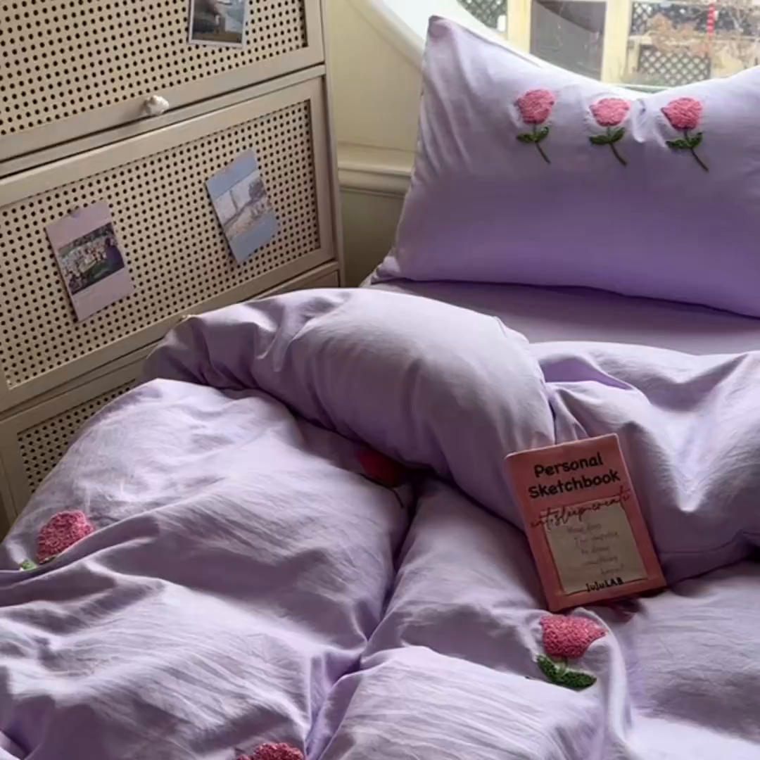 91家纺网 家纺一手货源 找家纺 韩秀家纺 2025新款水洗棉毛巾绣云朵棉四件套 爱情玫瑰浅紫