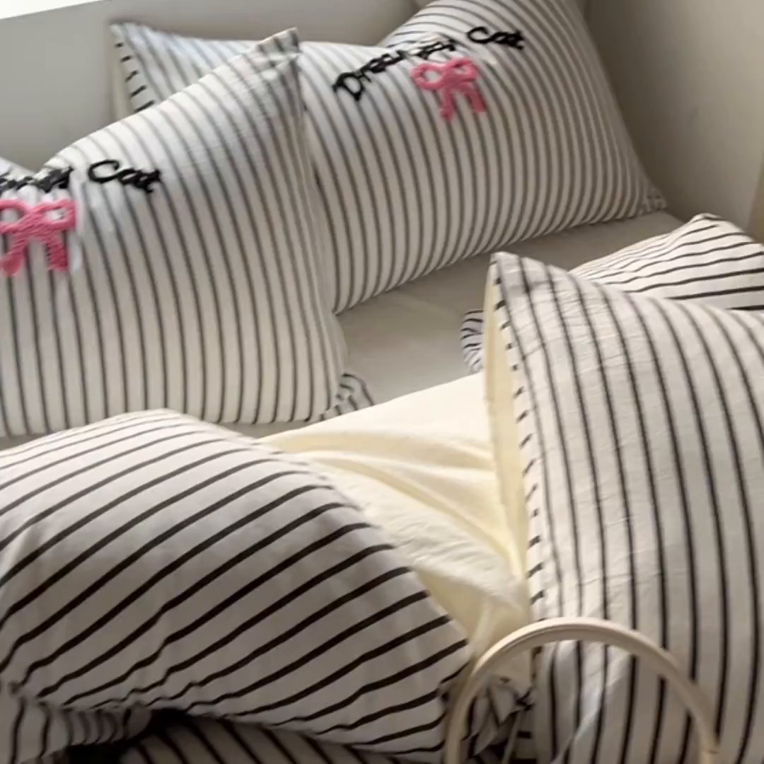 91家纺网 家纺一手货源 找家纺 韩秀家纺 2025新款水洗棉毛巾绣云朵棉四件套 萌趣猫咪黑条米