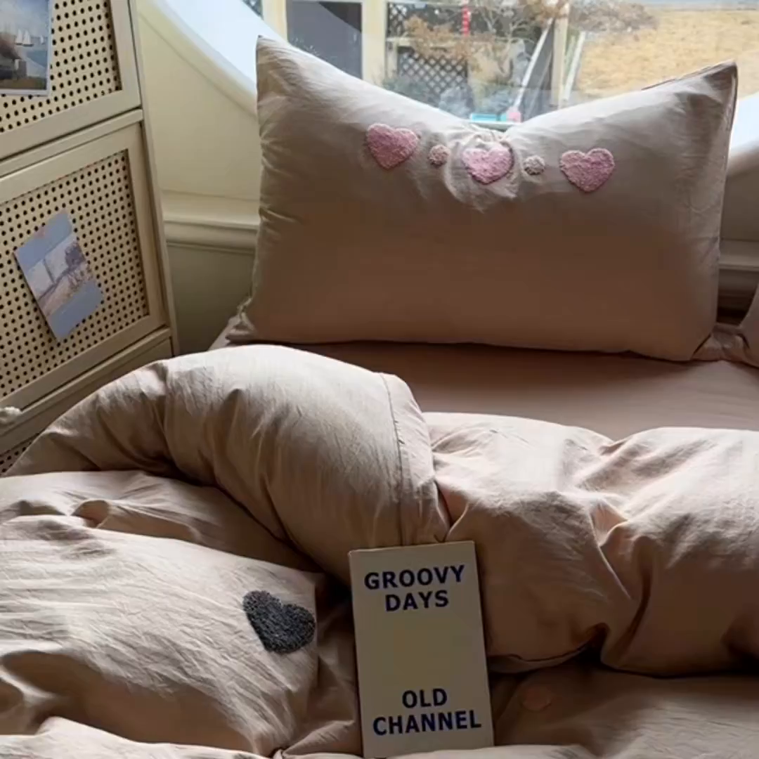 91家纺网 家纺一手货源 找家纺 韩秀家纺 2025新款水洗棉毛巾绣云朵棉四件套 心相印奶茶