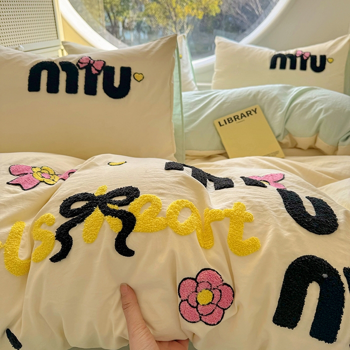 91家纺网 家纺一手货源 找家纺 韩秀家纺 2025新款水洗棉毛巾绣云朵棉四件套 mini蝴蝶结-米+浅绿