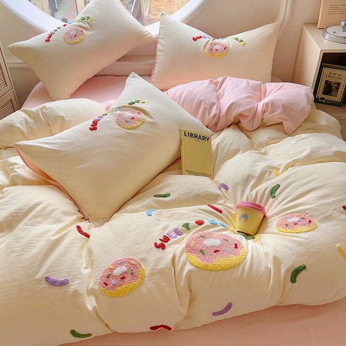 91家纺网 家纺一手货源 找家纺 韩秀家纺 2025新款水洗棉毛巾绣云朵棉四件套 甜甜圈-米黄拼玉