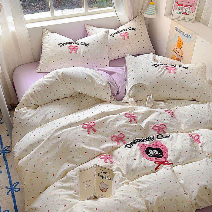 91家纺网 家纺一手货源 找家纺 韩秀家纺 2025新款水洗棉毛巾绣云朵棉四件套 萌趣猫咪彩爱心