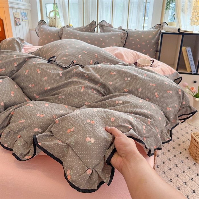 91家纺网 家纺一手货源 找家纺 艾特你 2025新款云感皱皱双层纱黑色包边四件套 黑边-春樱