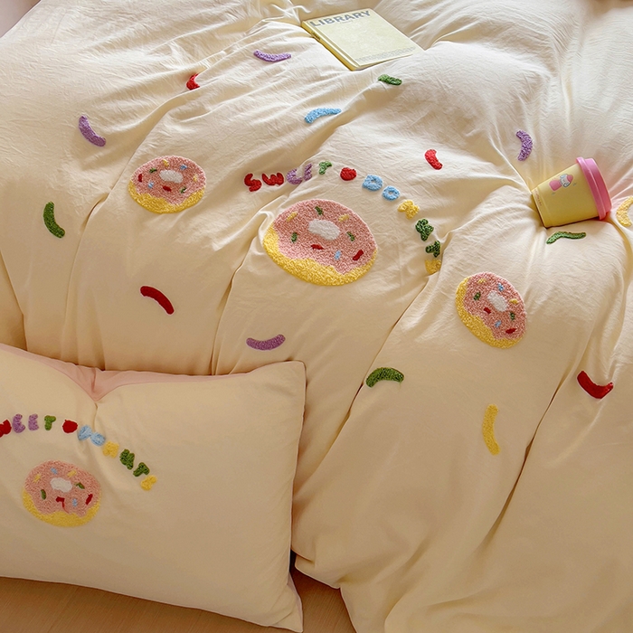 91家纺网 家纺一手货源 找家纺 韩秀家纺 2025新款水洗棉毛巾绣云朵棉四件套 甜甜圈-米黄拼玉