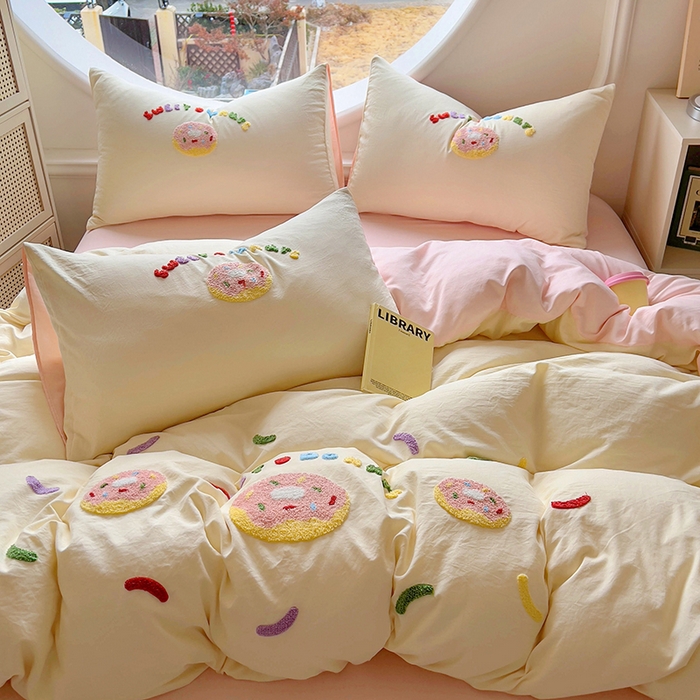 91家纺网 家纺一手货源 找家纺 韩秀家纺 2025新款水洗棉毛巾绣云朵棉四件套 甜甜圈-米黄拼玉