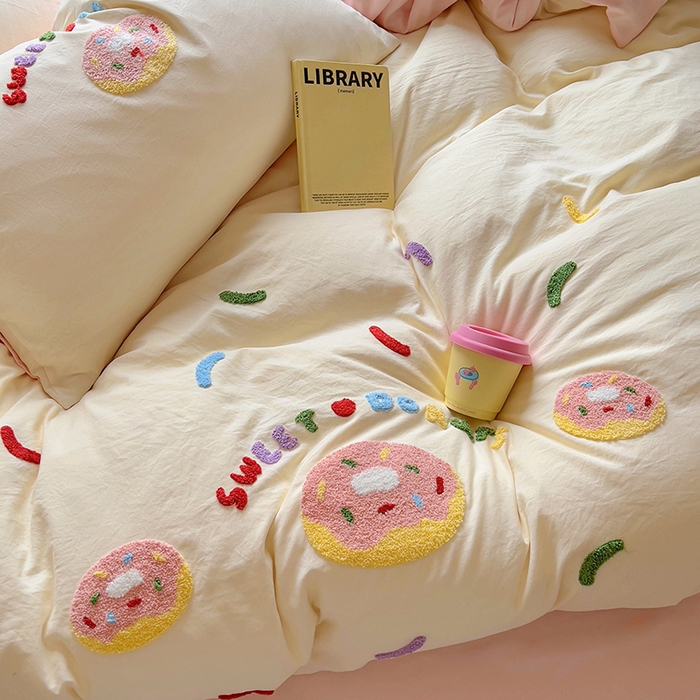 91家纺网 家纺一手货源 找家纺 韩秀家纺 2025新款水洗棉毛巾绣云朵棉四件套 甜甜圈-米黄拼玉