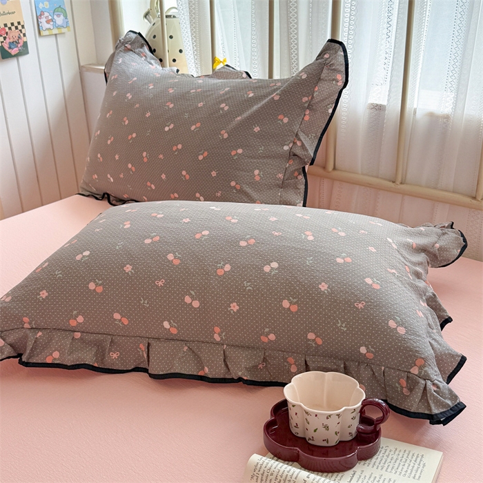 91家纺网 家纺一手货源 找家纺 艾特你 2025新款云感皱皱双层纱黑色包边四件套 黑边-春樱