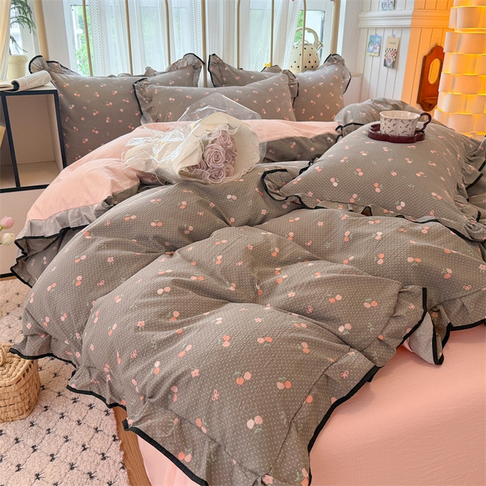 91家纺网 家纺一手货源 找家纺 艾特你 2025新款云感皱皱双层纱黑色包边四件套 黑边-春樱