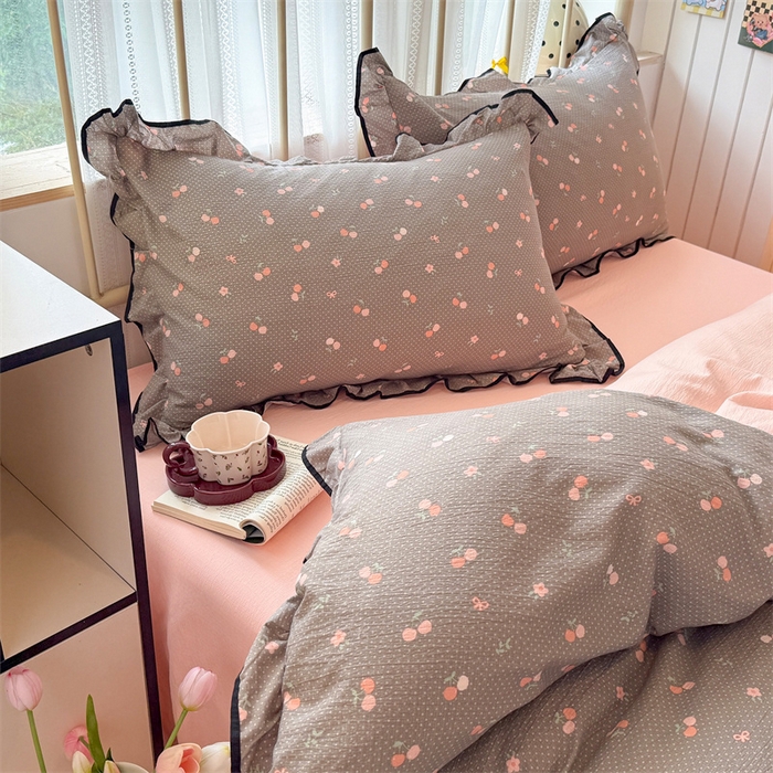 91家纺网 家纺一手货源 找家纺 艾特你 2025新款云感皱皱双层纱黑色包边四件套 黑边-春樱