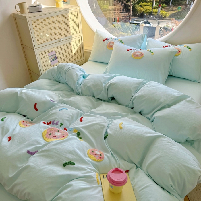 91家纺网 家纺一手货源 找家纺 韩秀家纺 2025新款水洗棉毛巾绣云朵棉四件套 甜甜圈-浅兰