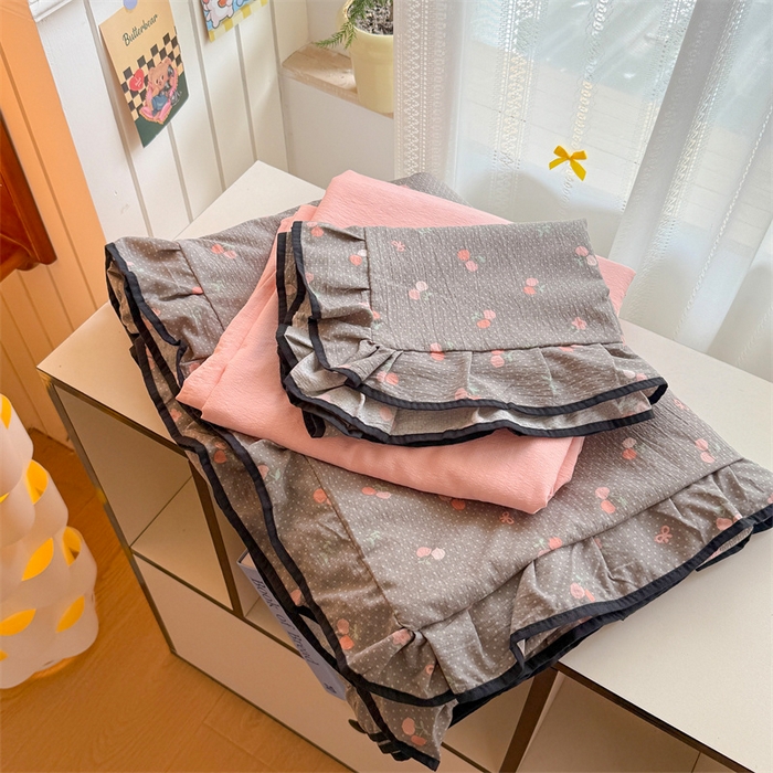 91家纺网 家纺一手货源 找家纺 艾特你 2025新款云感皱皱双层纱黑色包边四件套 黑边-春樱