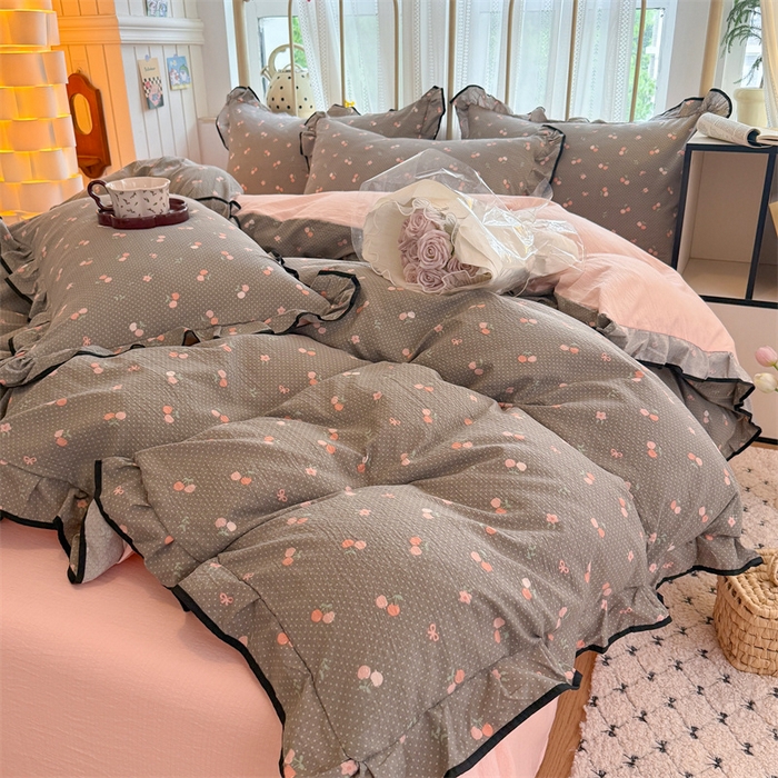 91家纺网 家纺一手货源 找家纺 艾特你 2025新款云感皱皱双层纱黑色包边四件套 黑边-春樱