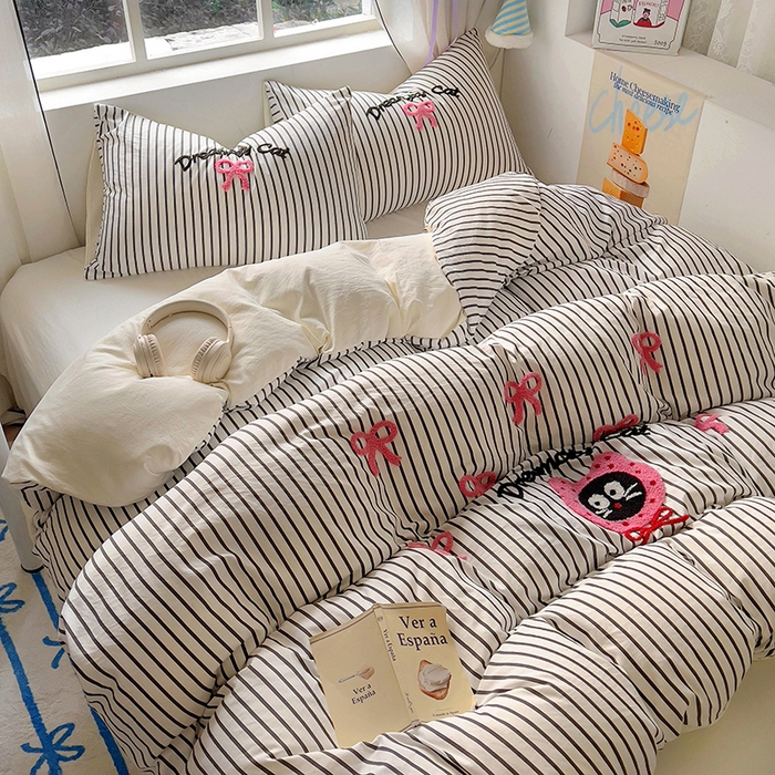 91家纺网 家纺一手货源 找家纺 韩秀家纺 2025新款水洗棉毛巾绣云朵棉四件套 萌趣猫咪黑条米