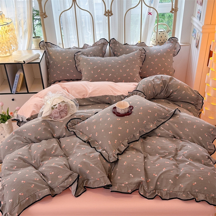 91家纺网 家纺一手货源 找家纺 艾特你 2025新款云感皱皱双层纱黑色包边四件套 黑边-春樱