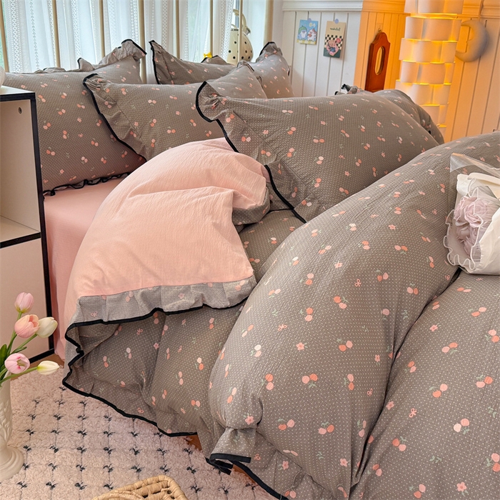 91家纺网 家纺一手货源 找家纺 艾特你 2025新款云感皱皱双层纱黑色包边四件套 黑边-春樱