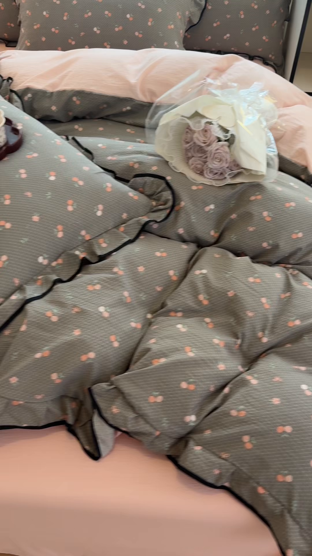 91家纺网 家纺一手货源 找家纺 艾特你 2025新款云感皱皱双层纱黑色包边四件套 黑边-春樱