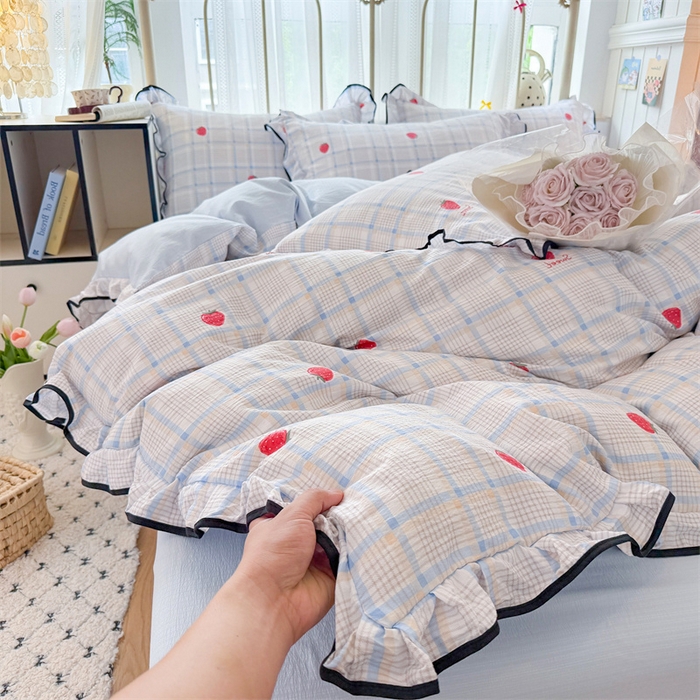 91家纺网 家纺一手货源 找家纺 艾特你 2025新款云感皱皱双层纱黑色包边四件套 黑边-格子草莓