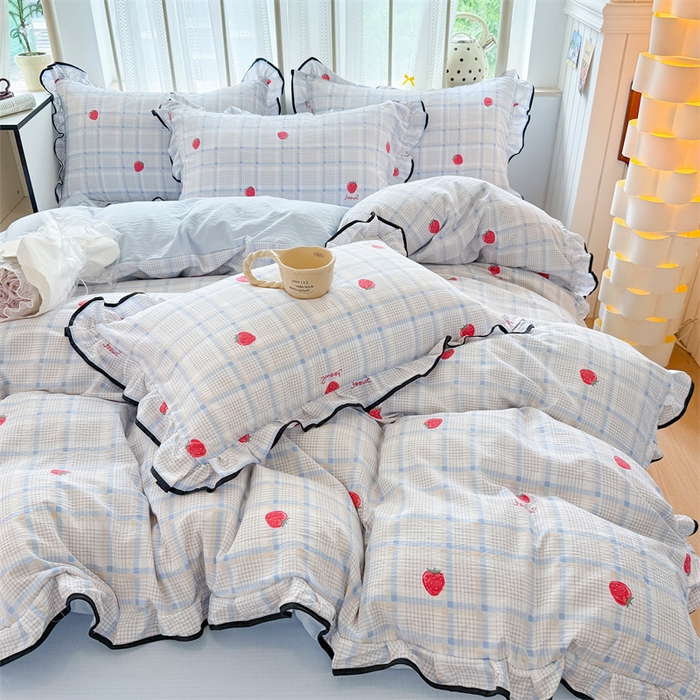 91家纺网 家纺一手货源 找家纺 艾特你 2025新款云感皱皱双层纱黑色包边四件套 黑边-格子草莓