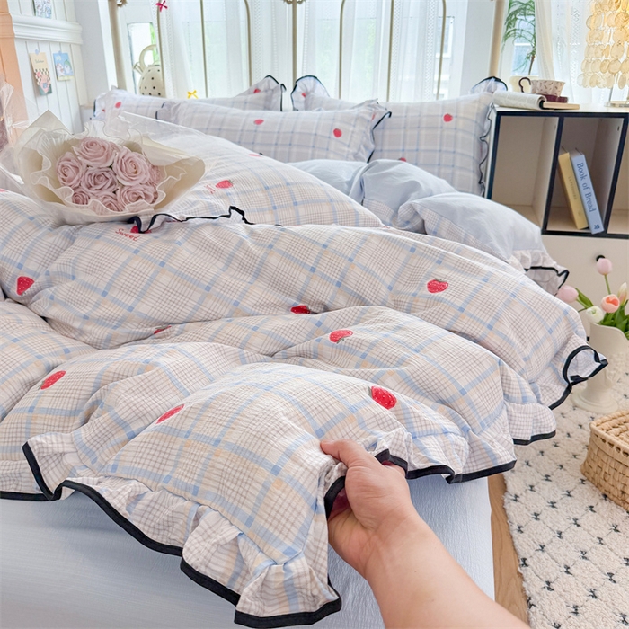 91家纺网 家纺一手货源 找家纺 艾特你 2025新款云感皱皱双层纱黑色包边四件套 黑边-格子草莓