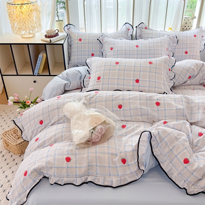 91家纺网 家纺一手货源 找家纺 艾特你 2025新款云感皱皱双层纱黑色包边四件套 黑边-格子草莓