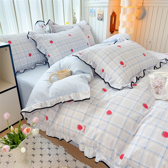 91家纺网 家纺一手货源 找家纺 艾特你 2025新款云感皱皱双层纱黑色包边四件套 黑边-格子草莓