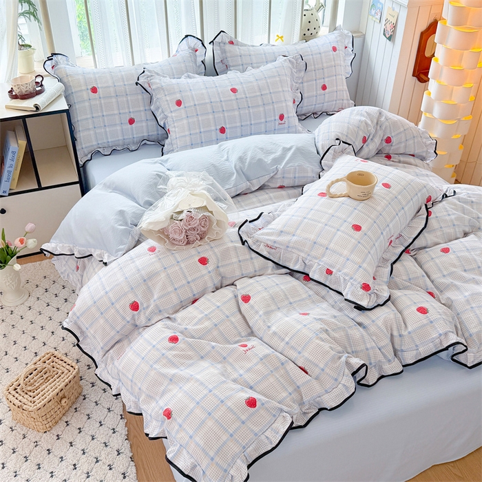 91家纺网 家纺一手货源 找家纺 艾特你 2025新款云感皱皱双层纱黑色包边四件套 黑边-格子草莓