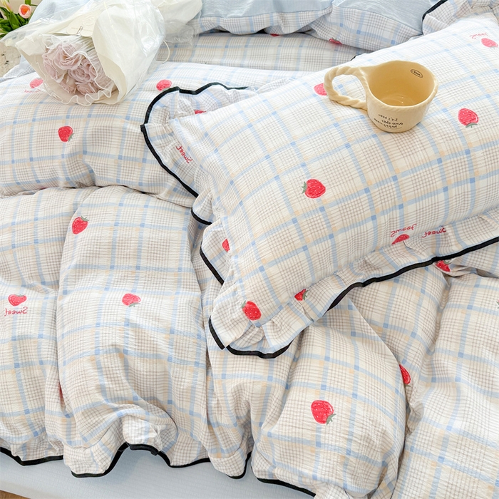 91家纺网 家纺一手货源 找家纺 艾特你 2025新款云感皱皱双层纱黑色包边四件套 黑边-格子草莓