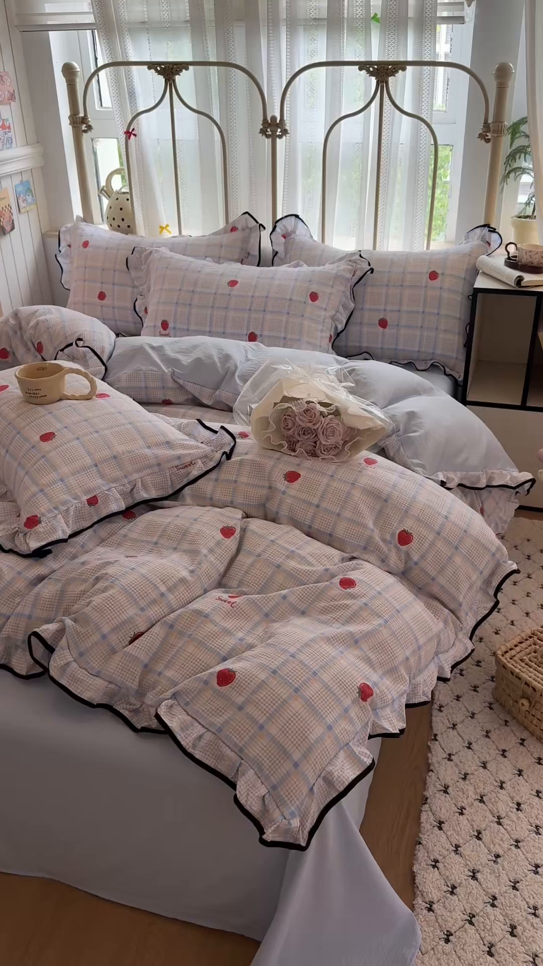 91家纺网 家纺一手货源 找家纺 艾特你 2025新款云感皱皱双层纱黑色包边四件套 黑边-格子草莓