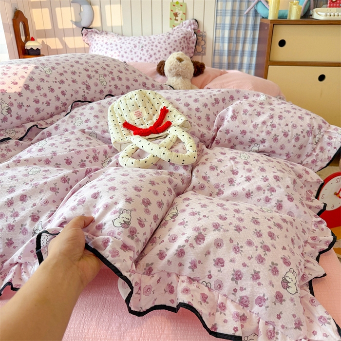 91家纺网 家纺一手货源 找家纺 艾特你 2025新款云感皱皱双层纱黑色包边四件套 黑边-甜兔碎花