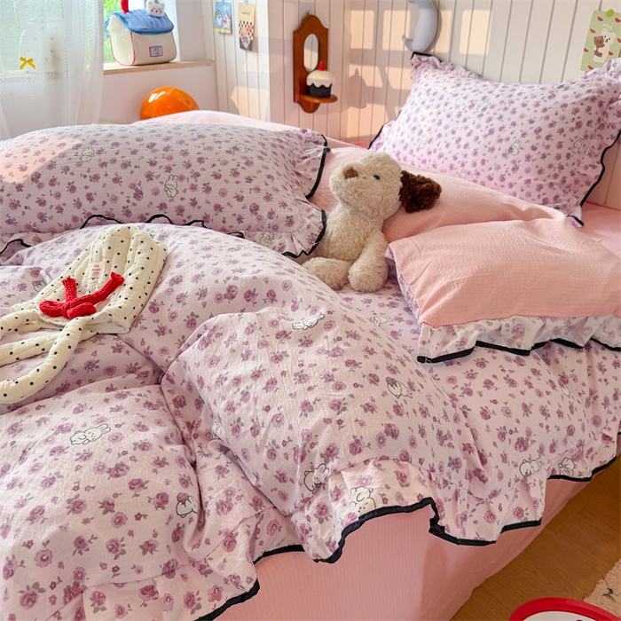 91家纺网 家纺一手货源 找家纺 艾特你 2025新款云感皱皱双层纱黑色包边四件套 黑边-甜兔碎花