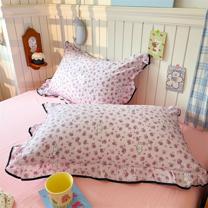 91家纺网 家纺一手货源 找家纺 艾特你 2025新款云感皱皱双层纱黑色包边四件套 黑边-甜兔碎花