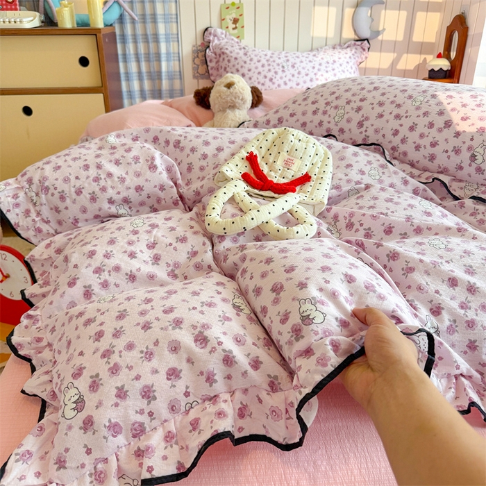 91家纺网 家纺一手货源 找家纺 艾特你 2025新款云感皱皱双层纱黑色包边四件套 黑边-甜兔碎花