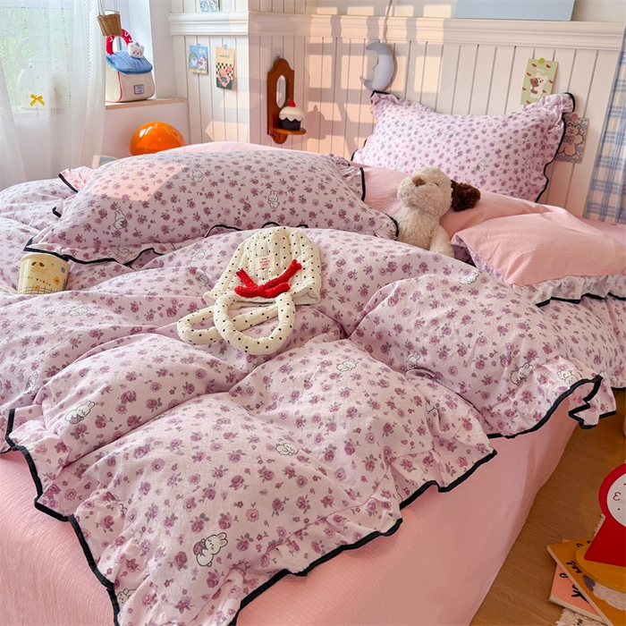 91家纺网 家纺一手货源 找家纺 艾特你 2025新款云感皱皱双层纱黑色包边四件套 黑边-甜兔碎花