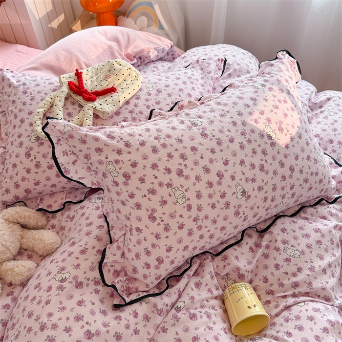 91家纺网 家纺一手货源 找家纺 艾特你 2025新款云感皱皱双层纱黑色包边四件套 黑边-甜兔碎花