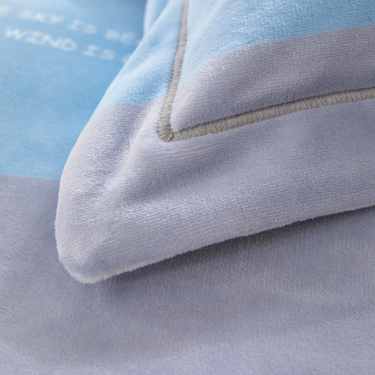 91家纺网 家纺一手货源 找家纺 优姿家纺 2025新款加厚全消光牛奶绒印花四件套 羽柔时尚