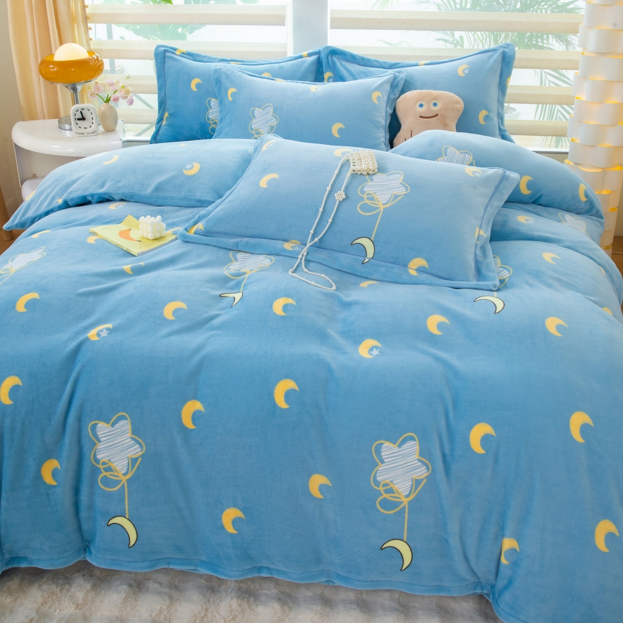 91家纺网 家纺一手货源 找家纺 优姿家纺 2025新款加厚全消光牛奶绒印花四件套 月亮弯弯