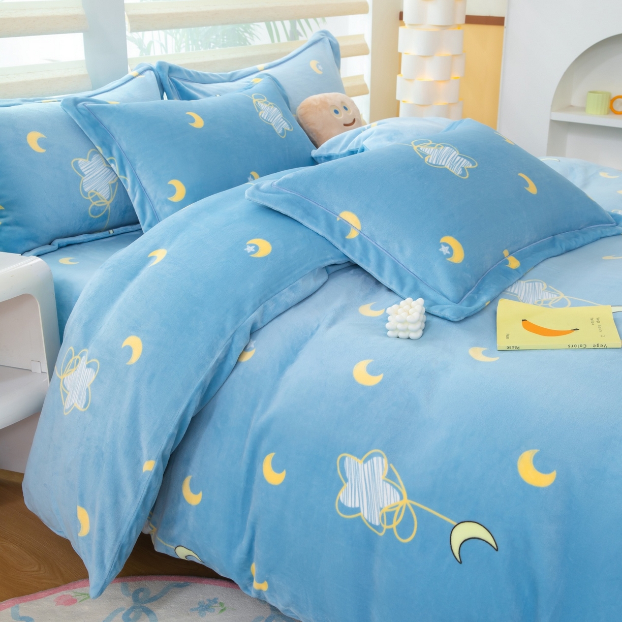 91家纺网 家纺一手货源 找家纺 优姿家纺 2025新款加厚全消光牛奶绒印花四件套 月亮弯弯