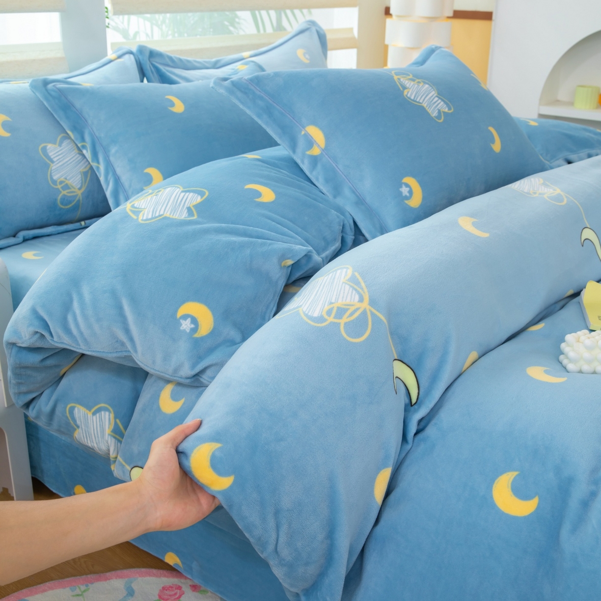 91家纺网 家纺一手货源 找家纺 优姿家纺 2025新款加厚全消光牛奶绒印花四件套 月亮弯弯