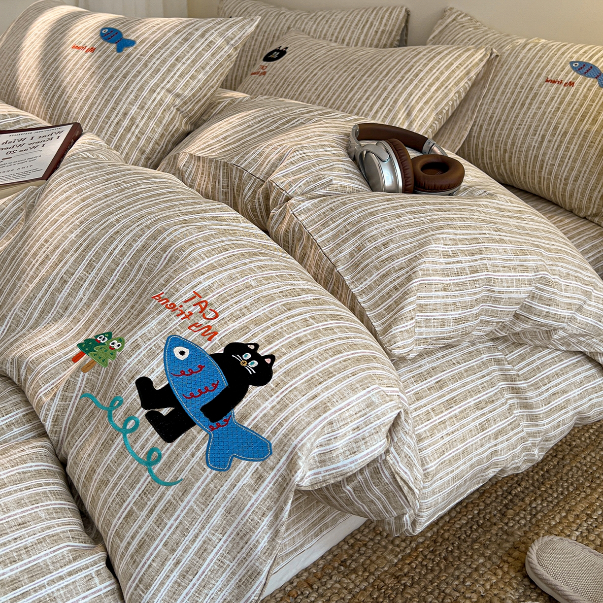 91家纺网 家纺一手货源 找家纺 奥汀洛家纺 2025新款ins小清新生态棉麻刺绣四件套 小黑猫系列 小黑猫-米