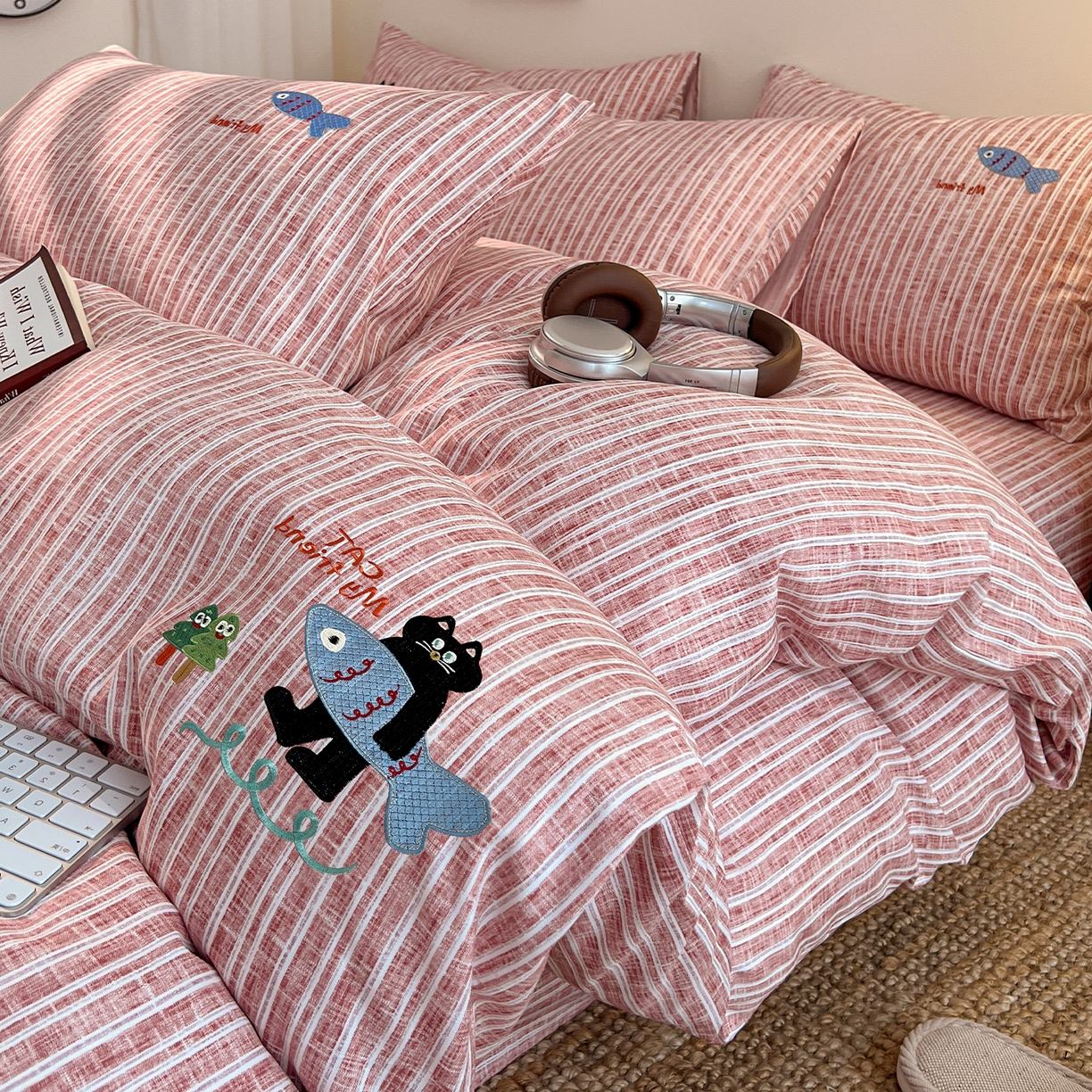 91家纺网 家纺一手货源 找家纺 奥汀洛家纺 2025新款ins小清新生态棉麻刺绣四件套 小黑猫系列 小黑猫-红