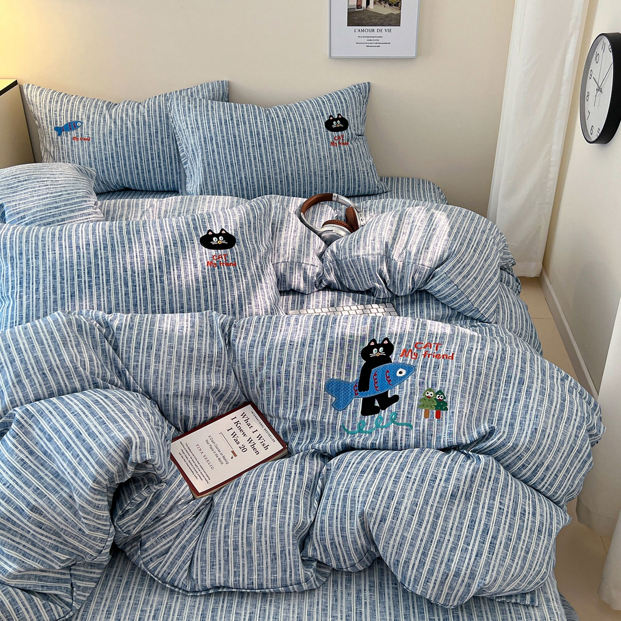 91家纺网 家纺一手货源 找家纺 奥汀洛家纺 2025新款ins小清新生态棉麻刺绣四件套 小黑猫系列 小黑猫-蓝