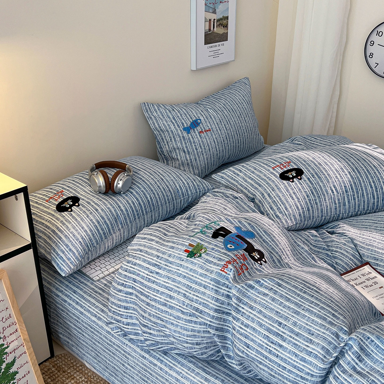 91家纺网 家纺一手货源 找家纺 奥汀洛家纺 2025新款ins小清新生态棉麻刺绣四件套 小黑猫系列 小黑猫-蓝