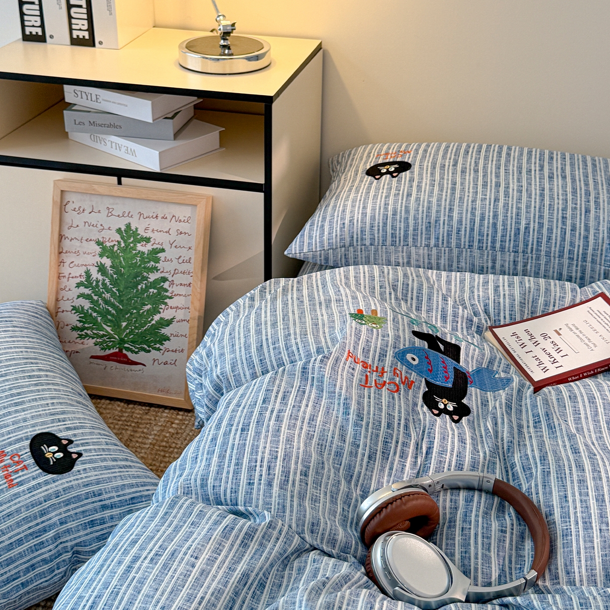 91家纺网 家纺一手货源 找家纺 奥汀洛家纺 2025新款ins小清新生态棉麻刺绣四件套 小黑猫系列 小黑猫-蓝