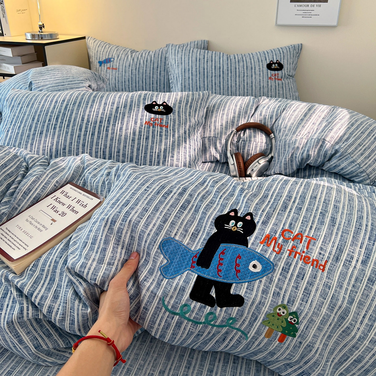 91家纺网 家纺一手货源 找家纺 奥汀洛家纺 2025新款ins小清新生态棉麻刺绣四件套 小黑猫系列 小黑猫-蓝