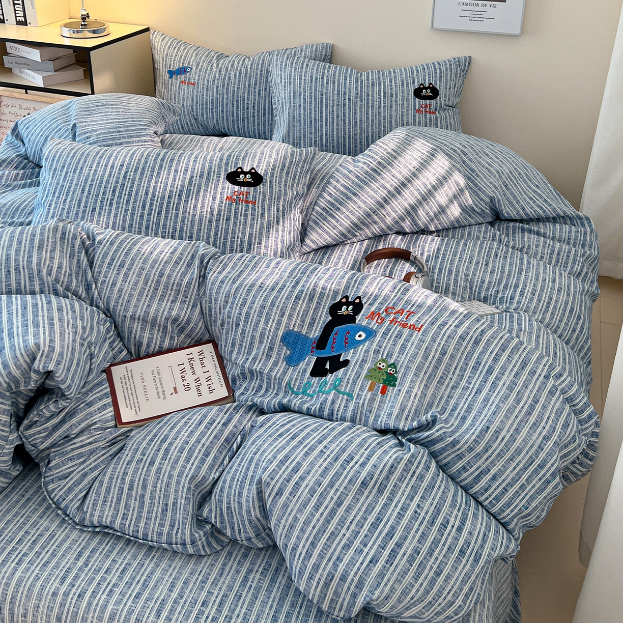 91家纺网 家纺一手货源 找家纺 奥汀洛家纺 2025新款ins小清新生态棉麻刺绣四件套 小黑猫系列 小黑猫-蓝