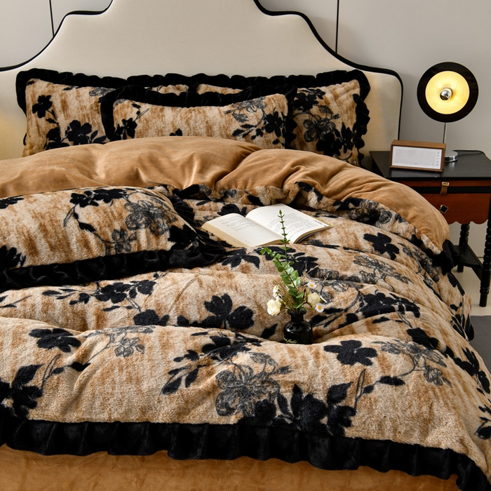 91家纺网 家纺一手货源 找家纺 梦之星  2025新款9斤重加厚皮草绒兔毛绒轻奢赫本风牛奶绒花边四件套 花边轻奢-花影