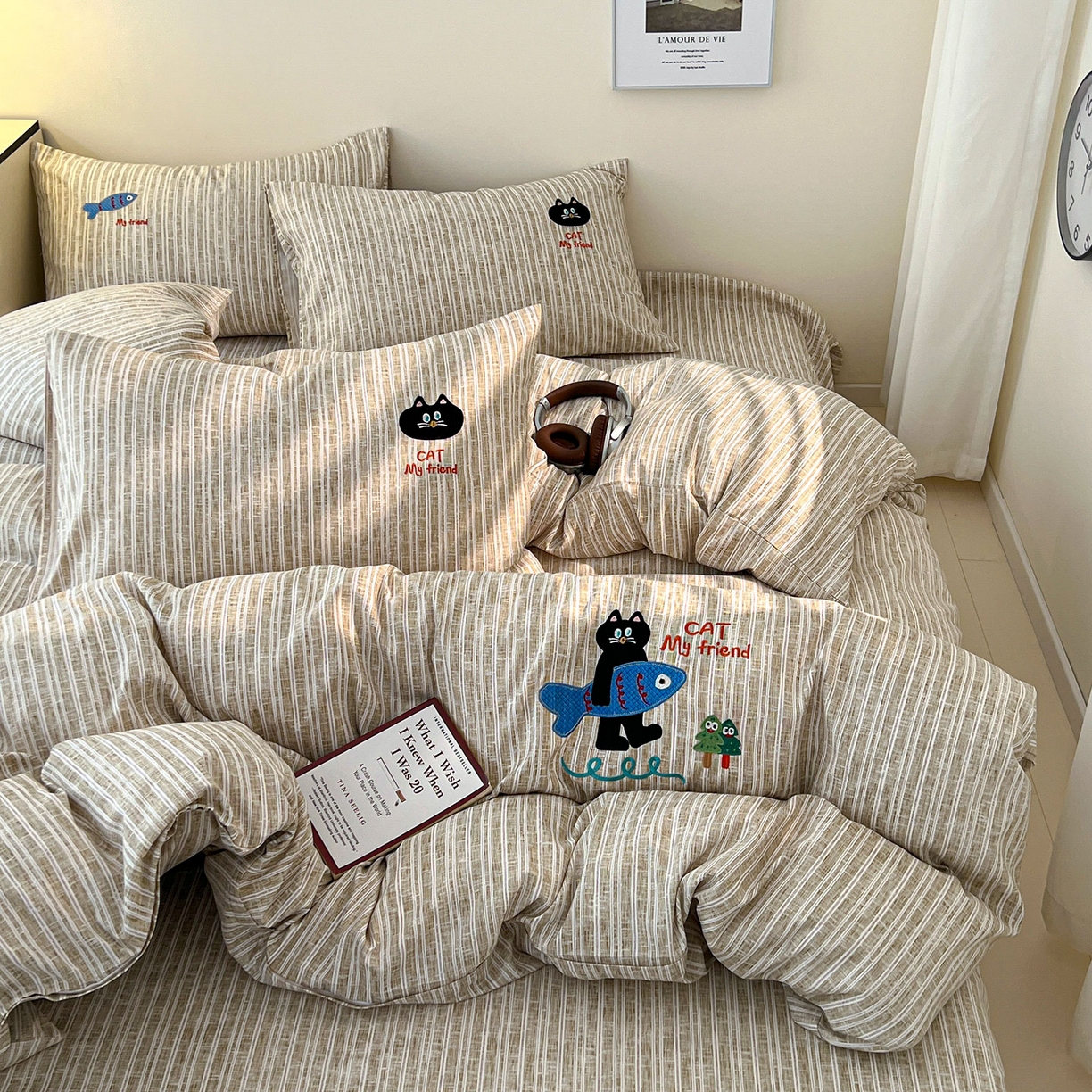 91家纺网 家纺一手货源 找家纺 奥汀洛家纺 2025新款ins小清新生态棉麻刺绣四件套 小黑猫系列 小黑猫-米